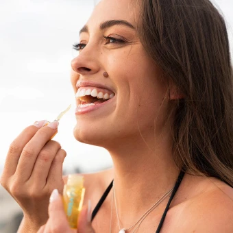 Coola Hydrating Lip Oil SPF 30 3,2 Ml 4 Coola Hydrating Lip Oil SPF 30 3,2 Ml – Bild 2